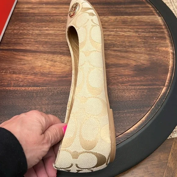 EUC - Preloved Coach Onida Flats, Size 7M US. - Picture 15 of 16
